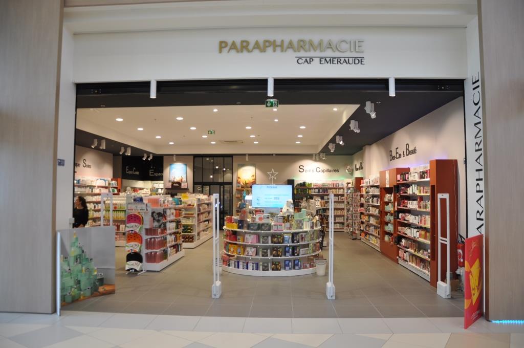 Parapharmacie-cap-emeraude-pleurtuit-noel-façade-gondole-centrale